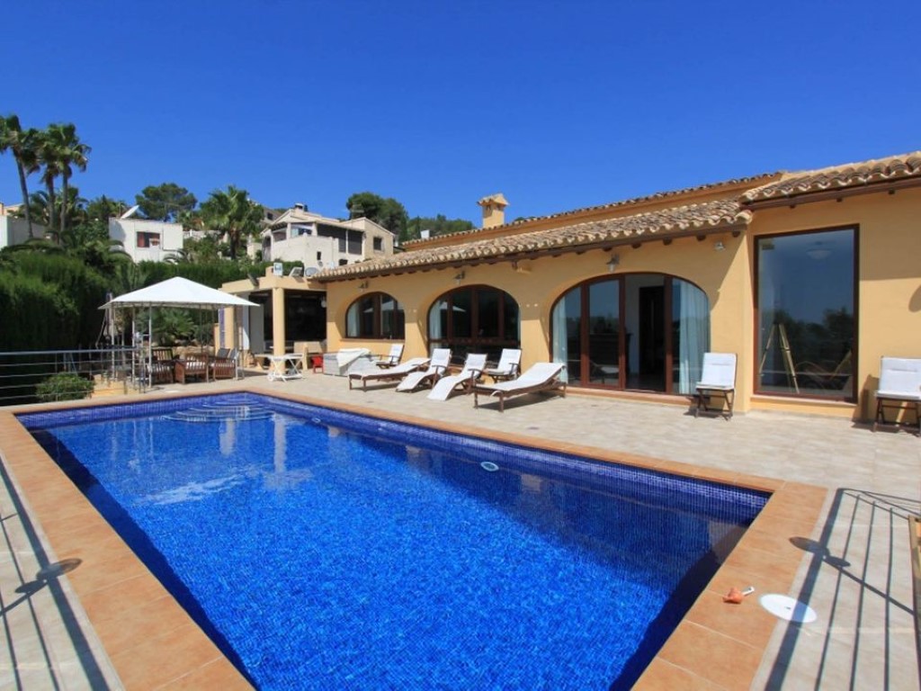 Prachtige ruime villa met zeezicht te koop op loopafstand van het dorp Moraira