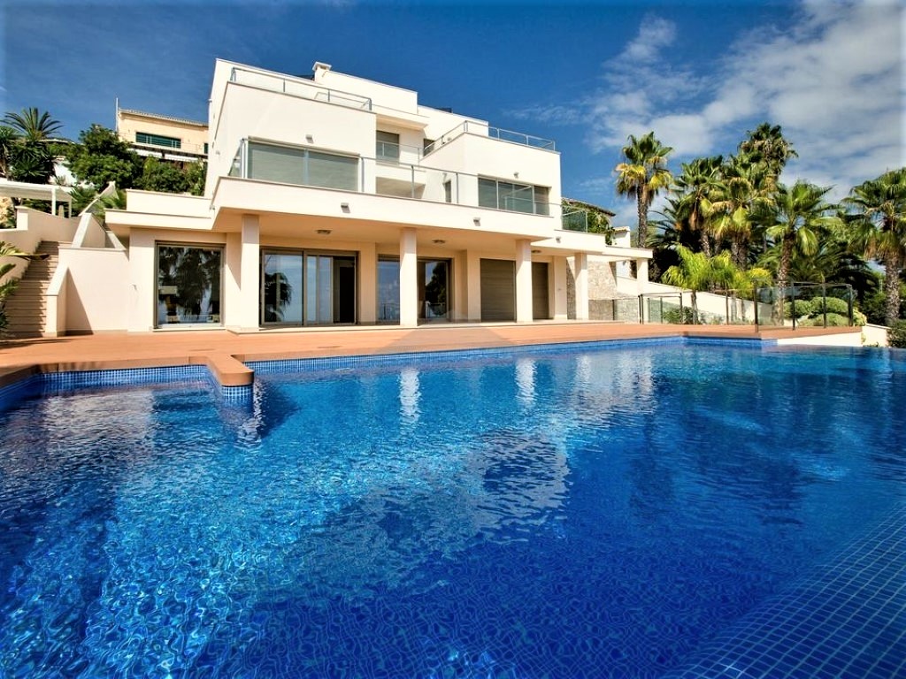Moderne villa met prachtig uitzicht op zee te koop