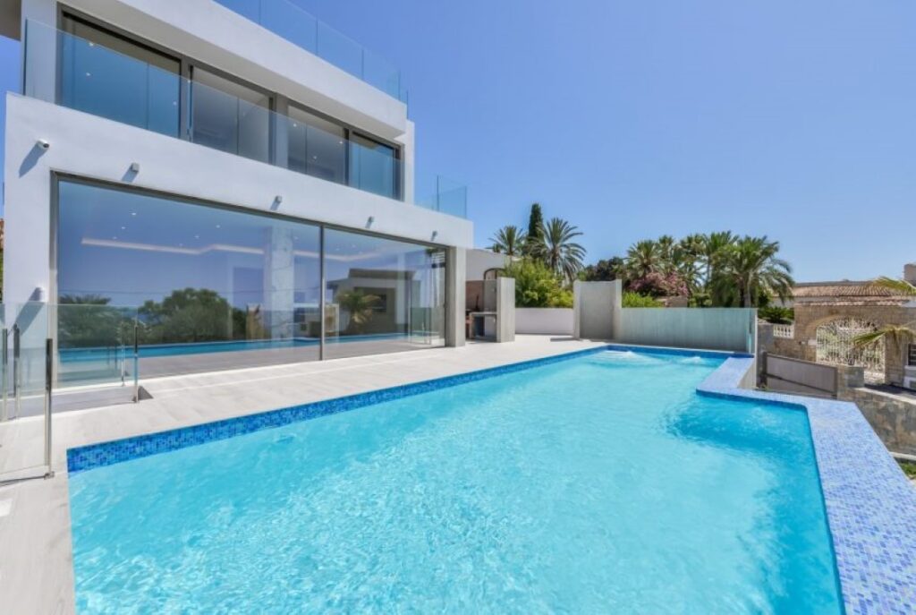 Moderne villa met zeezicht te koop in Calpe