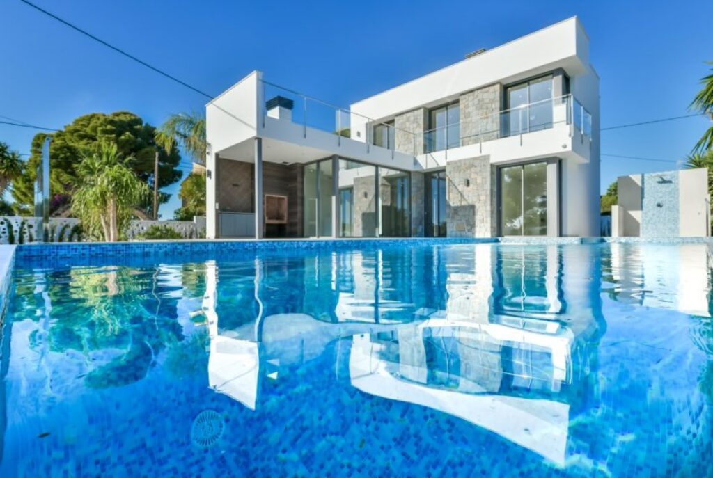 Moderne villa te koop in Calpe gelegen op loopafstand van het strand