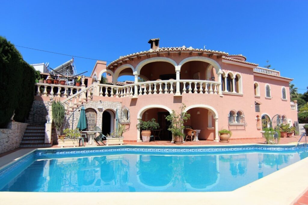 Prachtige ruime villa te koop met zeezicht gelegen in Benissa op loopafstand van zee