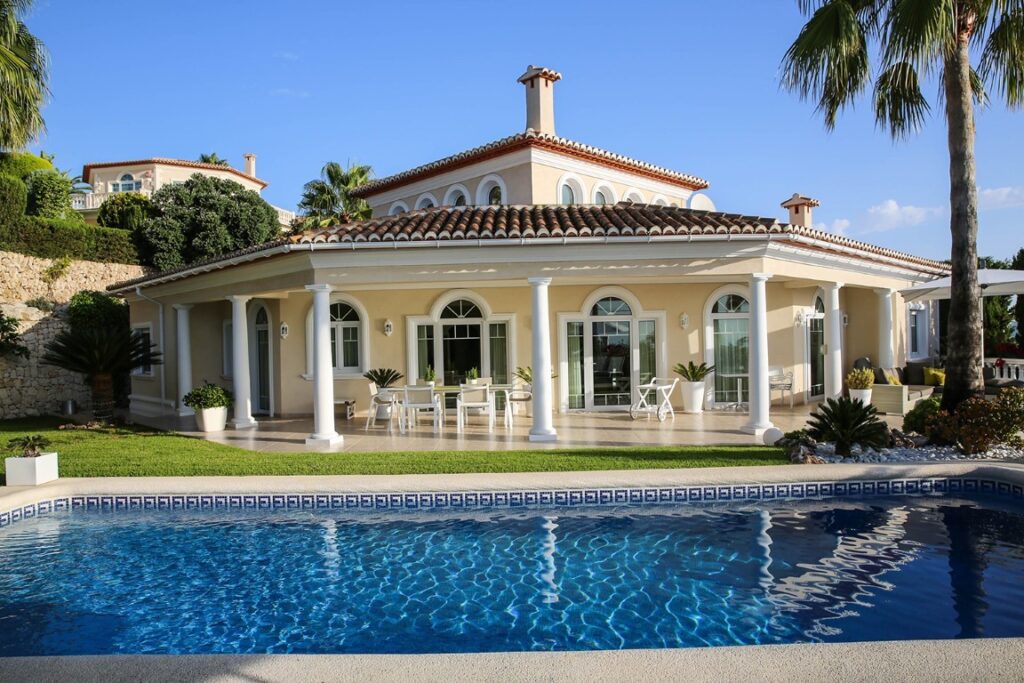 Prachtige gelijkvloerse Spaanse villa met uitzicht op zee te koop in Moraira