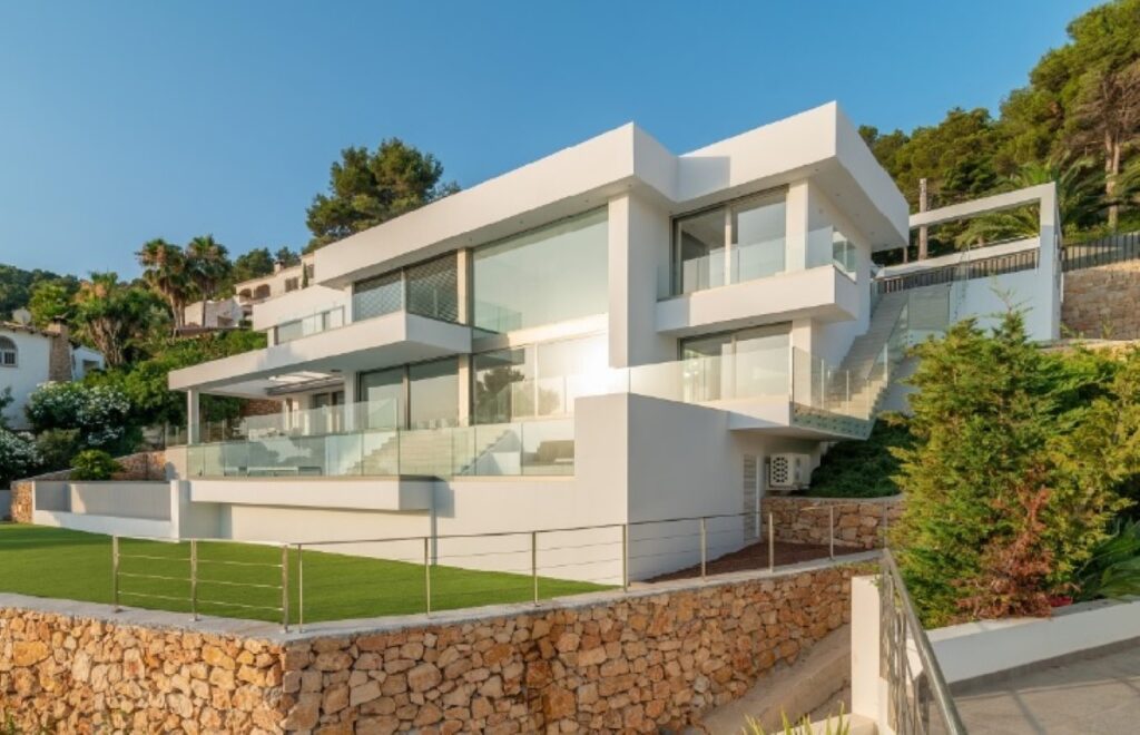 Moderne villa met prachtige uitzichten over zee te koop in Javea