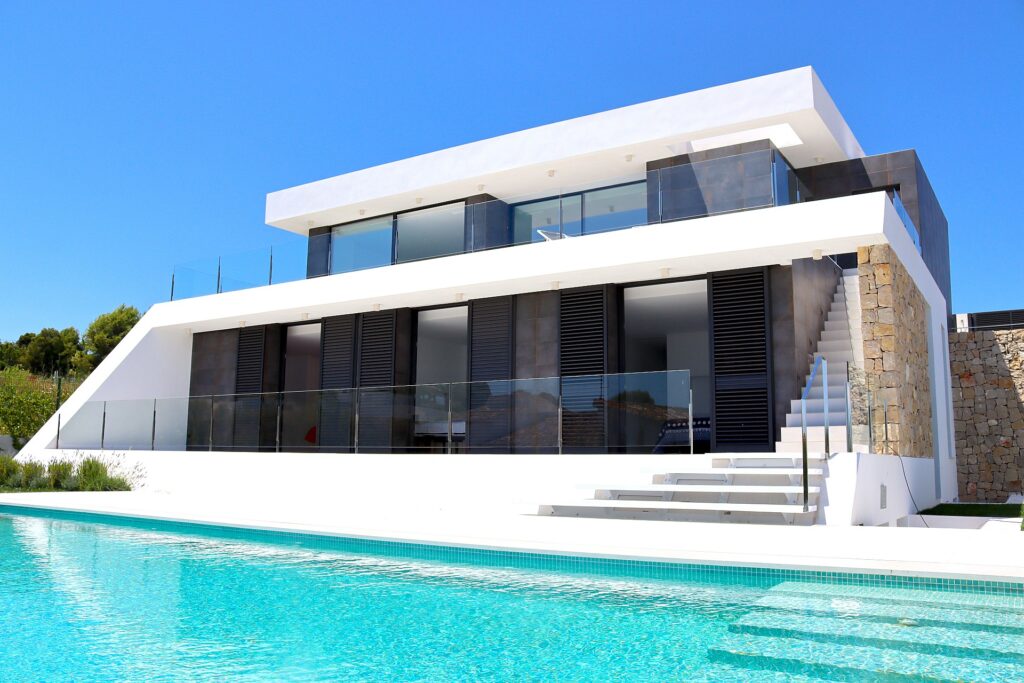 Moderne villa met zeezicht te koop in Moraira