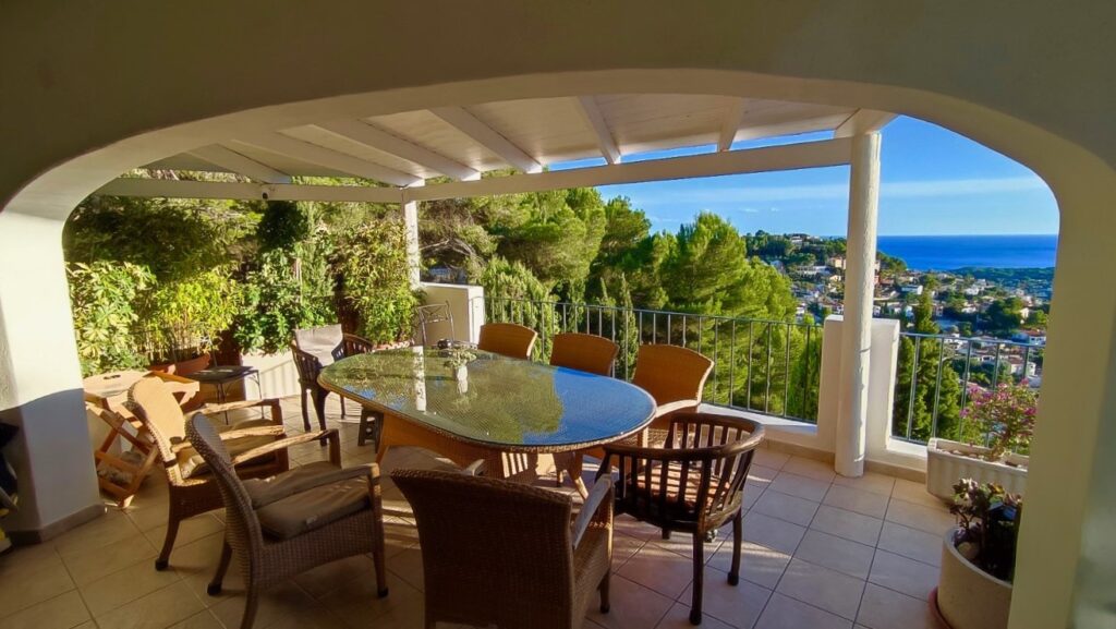 6425BEN Ruime Spaanse villa te koop met adembenemende uitzichten over het landschap en de zee